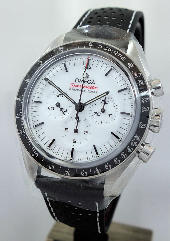 DSC05887 OMEGA Speedmaster Moonwatch White-dial, Leather strap 310.32.42.50.04.002 April 2025 *UNUSED* 22% OFF Retail