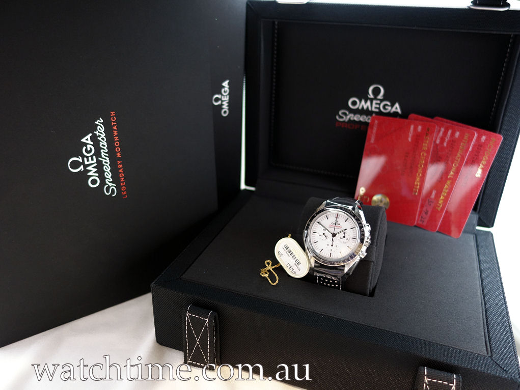 DSC05905 OMEGA Speedmaster Moonwatch White-dial, Leather strap 310.32.42.50.04.002 April 2025 *UNUSED* 22% OFF Retail