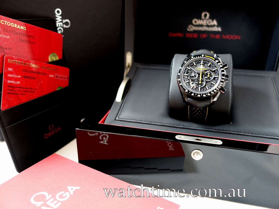DSC09680 OMEGA Speedmaster MOONWATCH Apollo 8 "Dark Side of the Moon" 311.92.44.30.01.001 Box & Papers