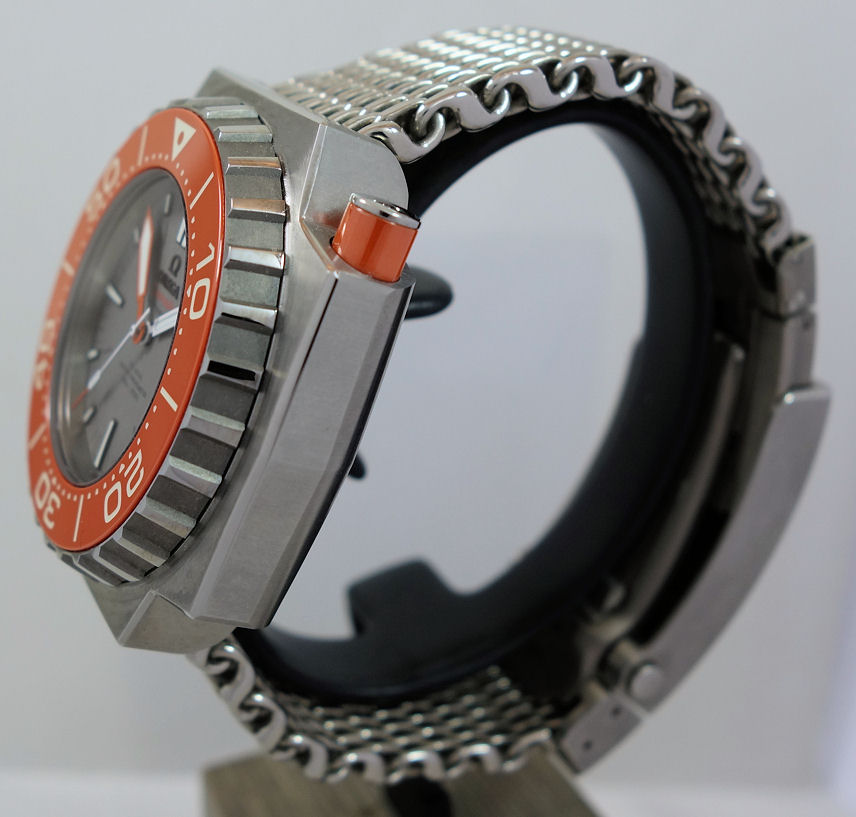 DSC02011 Omega Seamaster PLOPROF Co-Axial Master Titanium on Mesh Orange bezel 227.90.55.21.99.002