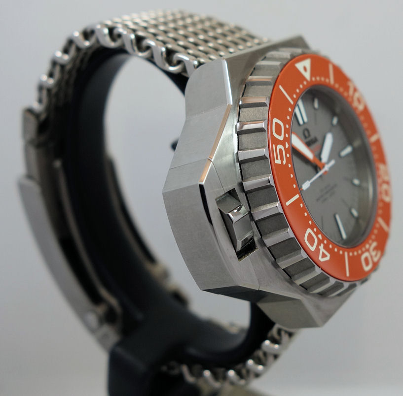 DSC02012 Omega Seamaster PLOPROF Co-Axial Master Titanium on Mesh Orange bezel 227.90.55.21.99.002