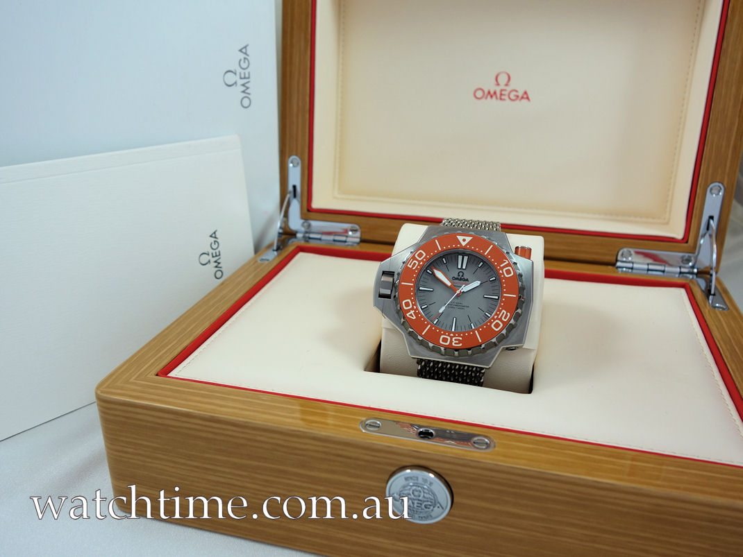DSC02019 Omega Seamaster PLOPROF Co-Axial Master Titanium on Mesh Orange bezel 227.90.55.21.99.002
