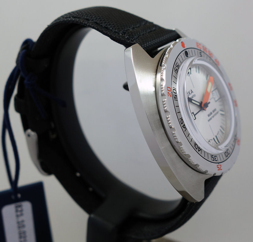DSC06965 DOXA SUB 300 Searambler 42.5mm Steel Silver-dial 821.10.021.10