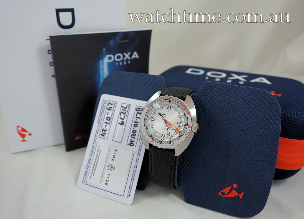 DSC06969 DOXA SUB 300 Searambler 42.5mm Steel Silver-dial 821.10.021.10