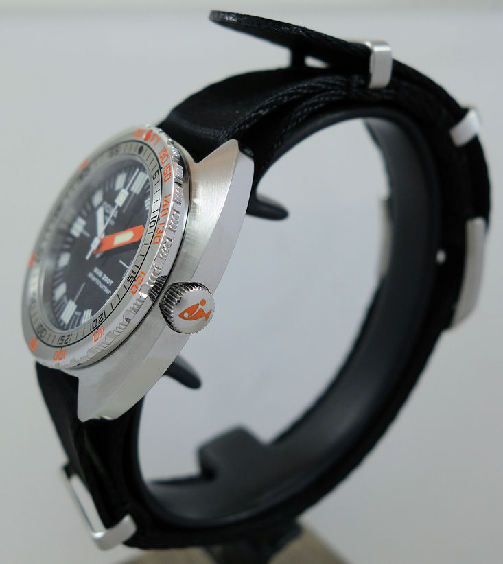 DSC06974 DOXA SUB 200T SHARKHUNTER 804.10.101.20 Black-dial