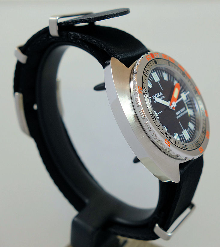 DSC06976 DOXA SUB 200T SHARKHUNTER 804.10.101.20 Black-dial