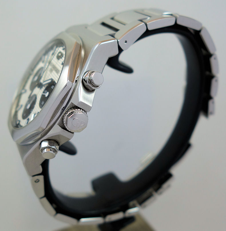 DSC07785 Girard Perregaux Laureato Chronograph Ø 42mm Steel with Panda-dial Box & Card 81020-11-131-11A