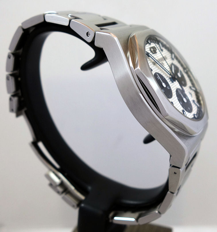 DSC07786 Girard Perregaux Laureato Chronograph Ø 42mm Steel with Panda-dial Box & Card 81020-11-131-11A