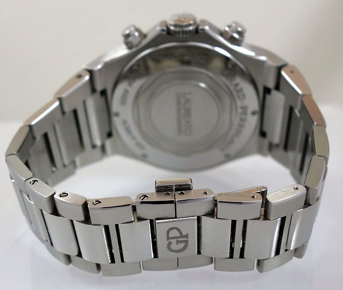 DSC07789 Girard Perregaux Laureato Chronograph Ø 42mm Steel with Panda-dial Box & Card 81020-11-131-11A